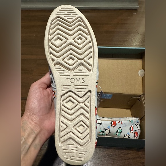 TOMS GLACIER GREY WINTER PENGUINS FAUX FUR SZ 6 - Picture 5 of 6